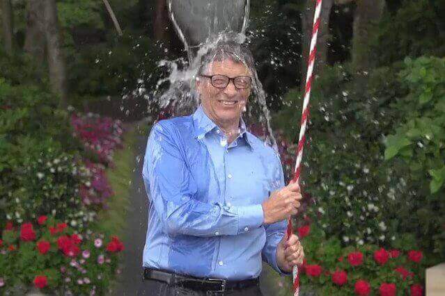 Bill Gates w trakcie Ice Bucket Challenge